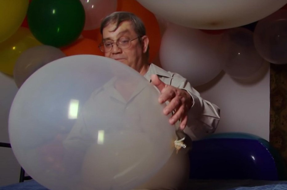 Fotografija: Julius s svojimi baloni. FOTO: Youtube, zaslonski posnetek

