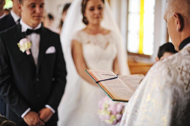 Kaj to pomeni za zakonske zveze, sklenjene v cerkvi? FOTO: Asphotowed/Getty Images
