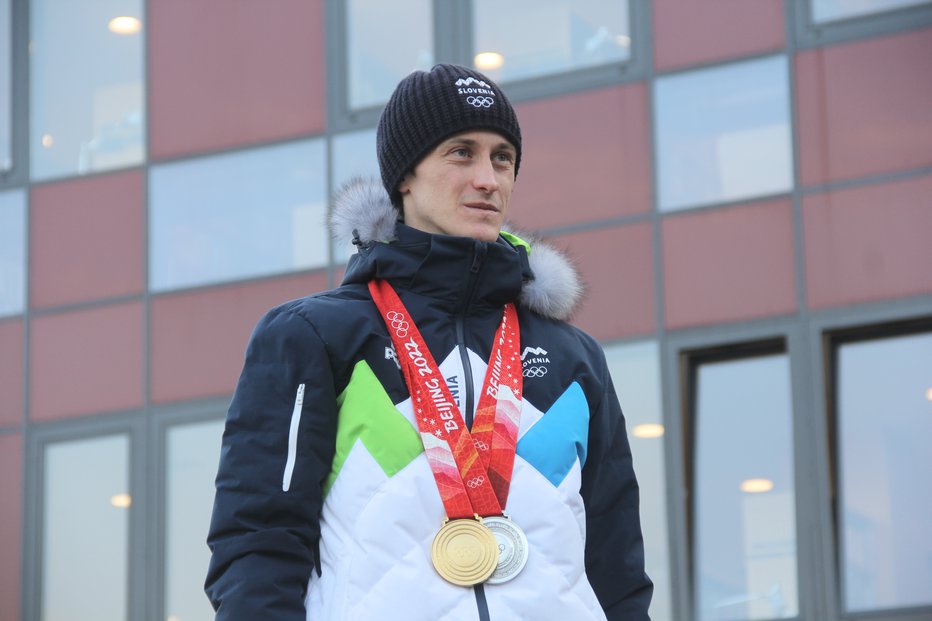 Fotografija: Peter Prevc, prvi med olimpijci, se je vrnil domov.
