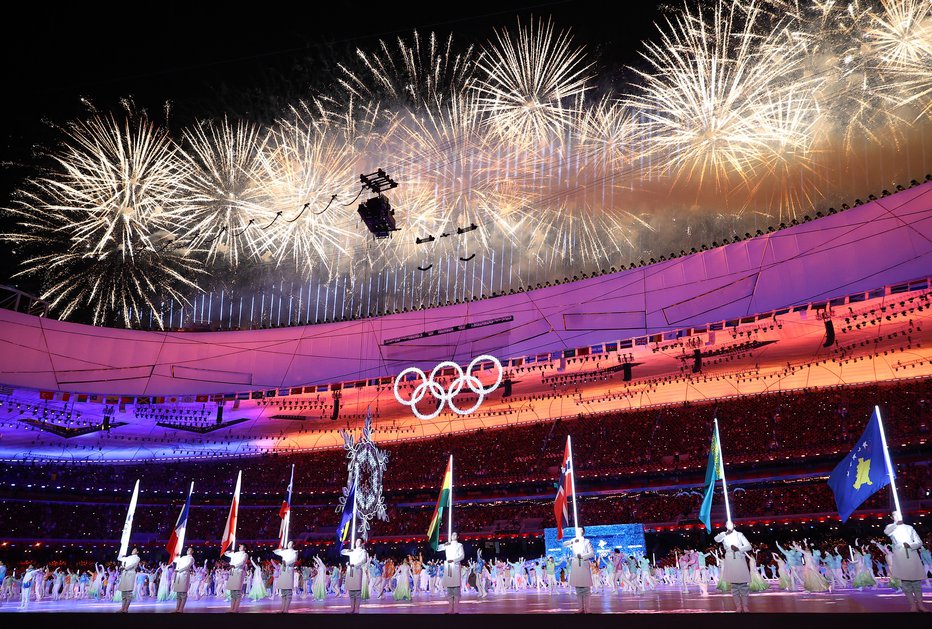 Fotografija: Z zaključno slovesnostjo na pekinškem stadionu Ptičje gnezdo so se OI 2022 včeraj tudi uradno končale. Slovenska zastava je bila v rokah smučarske tekačice Anite Klemenčič. FOTO: Kim Hong-ji/Reuters
