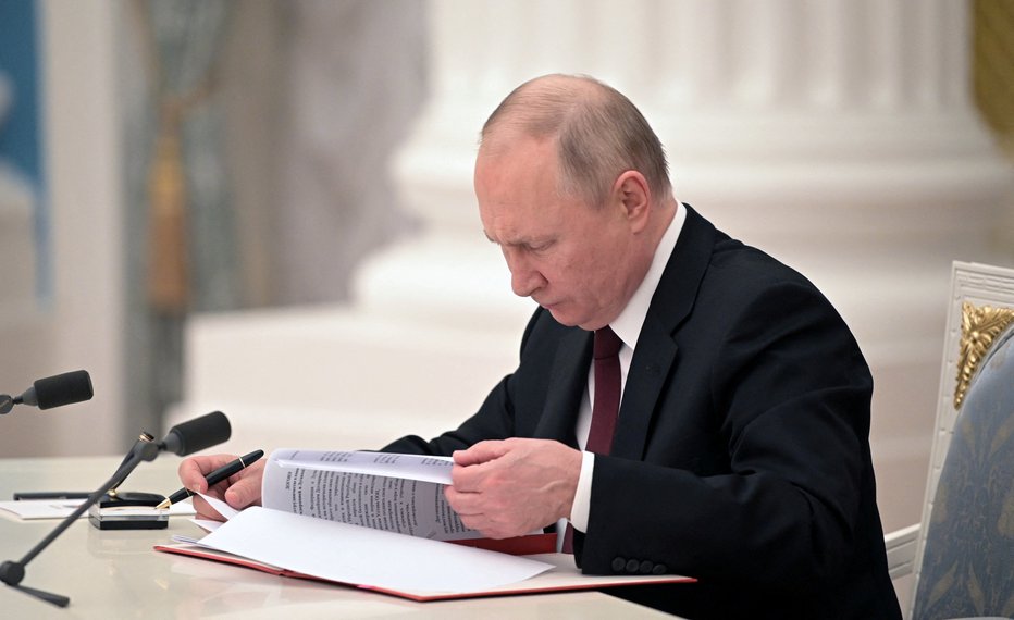 Fotografija: Tako je Vladimir Putin podpisal dekret o priznanju separatističnih pokrajin Doneck in Lugansk. FOTO: Sputnik, Reuters
