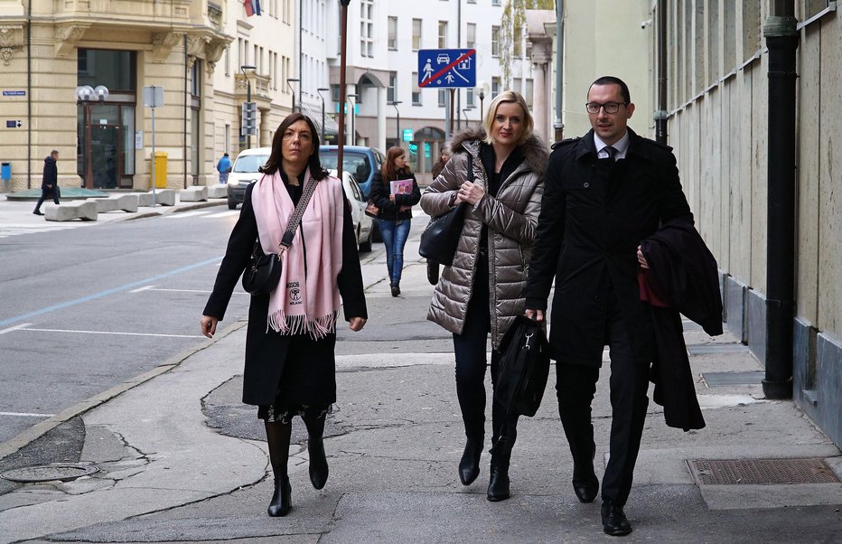 Fotografija: Razžaljeni novinarki Eugenija Carl in Mojca Šetinc Pašek prihajata na sojenje Janezu Janši. FOTO: Piano Brane
