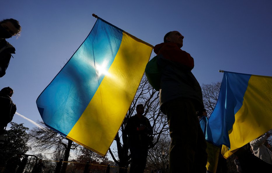 Fotografija: Po svetu se vrstijo shodi v podporo Ukrajini, toda to Ukrajincem, ki doma trepetajo zaradi vojne, ne pomaga kaj dosti. FOTO: Kevin Lamarque, Reuters
