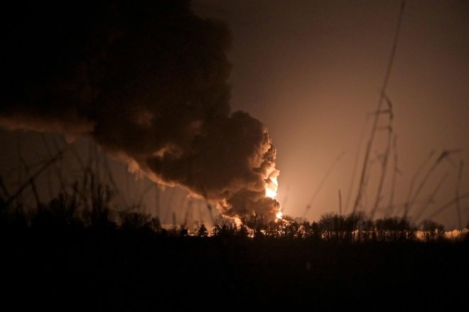 Obstreljevanje rafinerije nedaleč od Kijeva FOTO: Reuters
