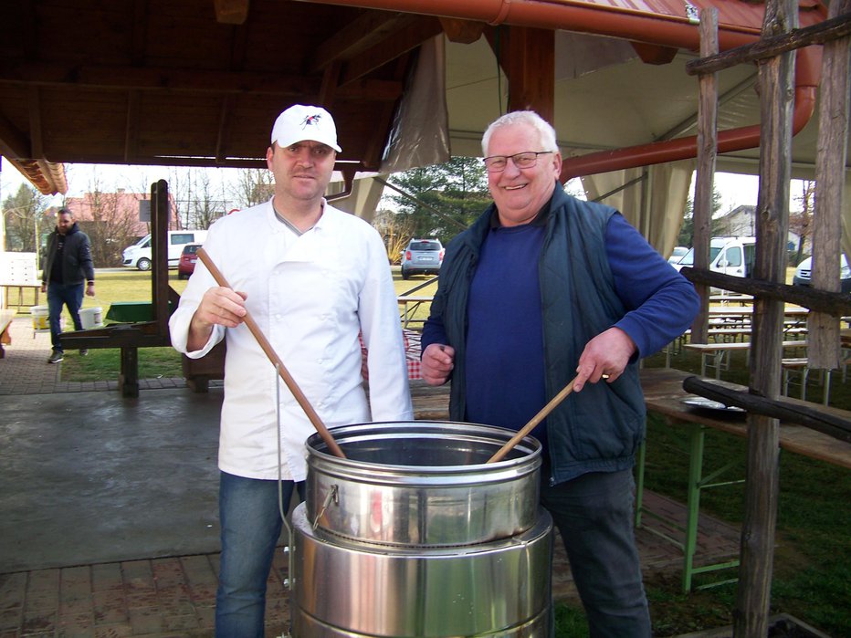 Fotografija: Bujto repo sta kuhala Marko Horvat (levo) in Stanislav Dominko. FOTOGRAFIJI: Jože Žerdin
