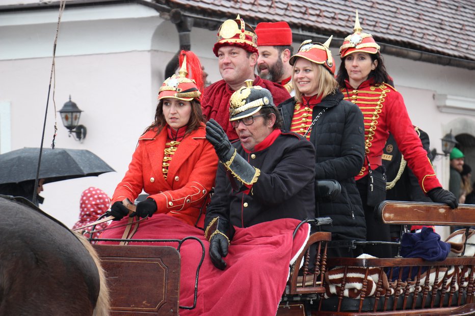 Fotografija: Predsednik Damjan Stanič (v rdečem s krono) je včeraj po dveh letih dobil naslednika.

