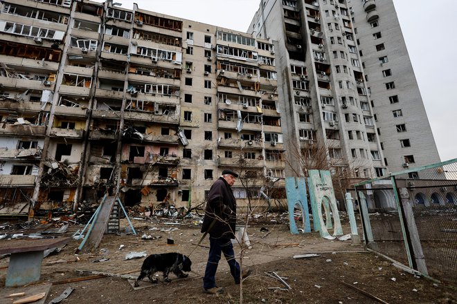 Neprizanesljivo udrihajo tudi po stanovanjskih soseskah. FOTO: Umit Bektas/Reuters
