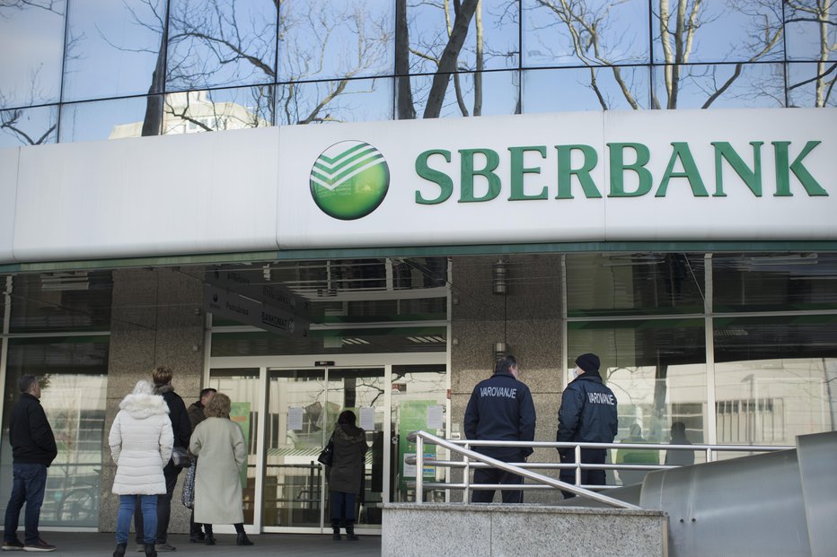 Fotografija: Zaprta poslovalnica Sberbank na Dunajski cesti. Deluje le bankomat. FOTO: Jure Eržen, Delo
