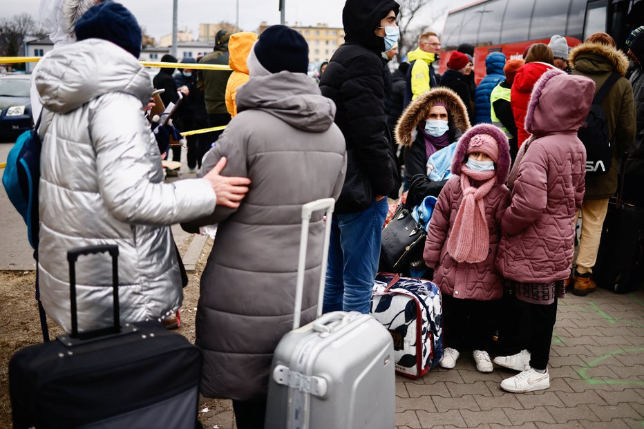 Fotografija: Ukrajinski begunci na Poljskem, v Przemislu. FOTO: Yara Nardi, Reuters

