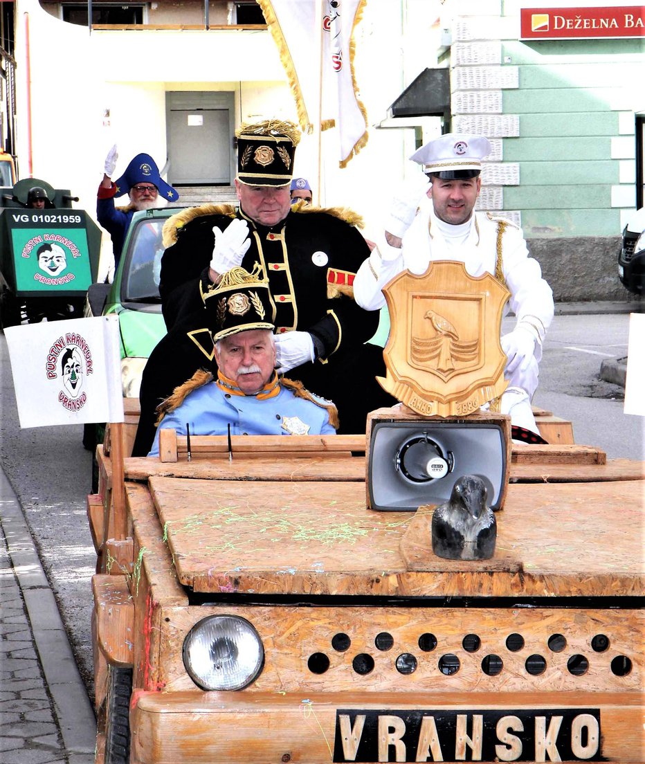 Fotografija: Po ulici do občine so se admiral in generala pripeljali s posebnim vozilom. FOTOGRAFIJI: Darko Naraglav
