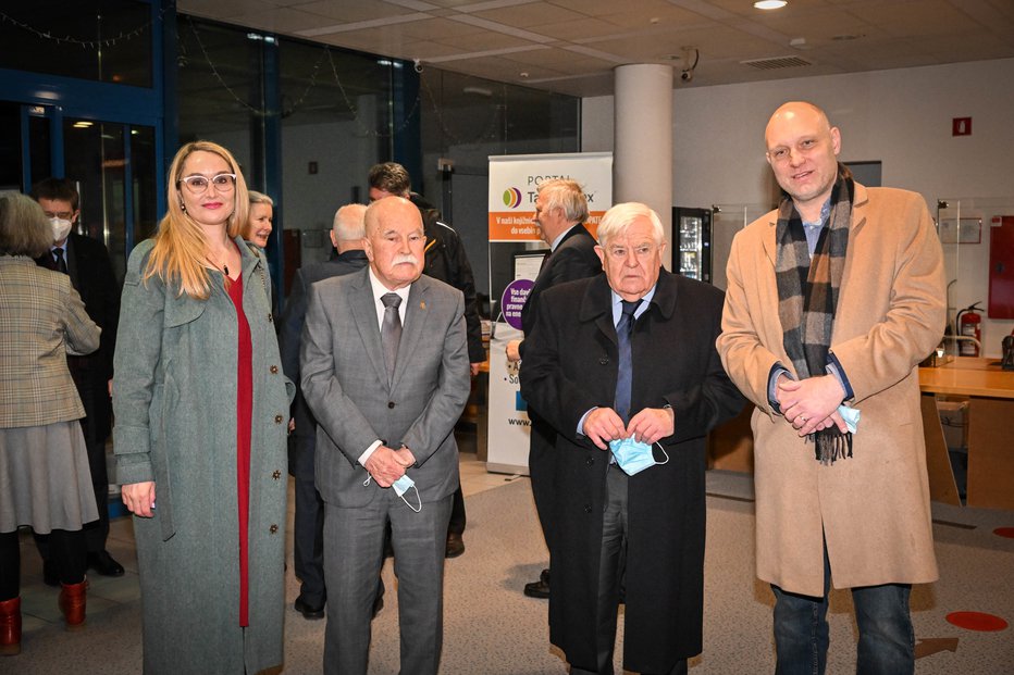 Fotografija: Dr. Boštjan Žekš, nekdanji predsednik SAZU, Mitja Čander, direktor založbe Beletrina, z ženo Majo ter prvi predsednik RS Milan Kučan, ki je bil tudi slavnostni govornik. FOTOGRAFIJE: MARKO PIGAC

