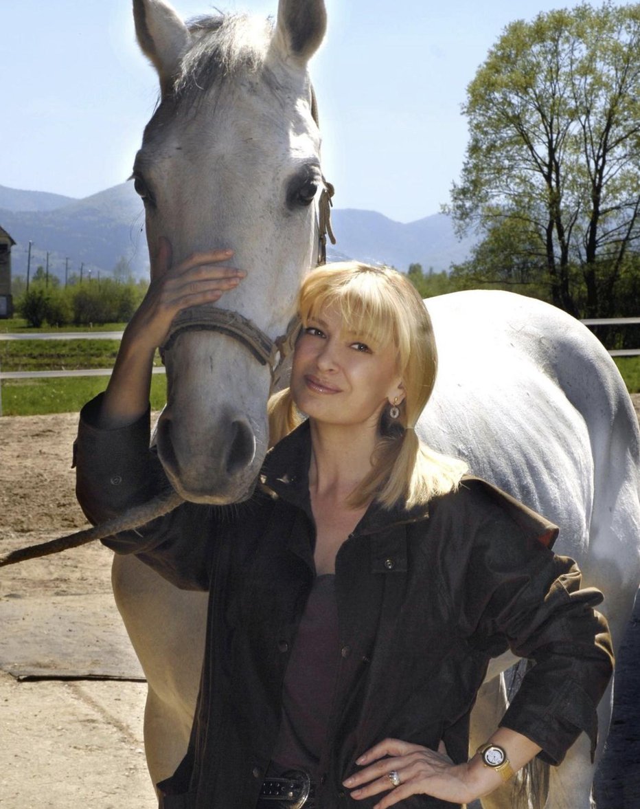 Fotografija: Helena ne zamudi priložnosti, da je lahko v bližini konj.
