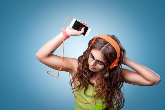 Ne pretiravajte z glasnostjo pri uporabi slušalk. FOTO: Lazorphotography/Getty Images
