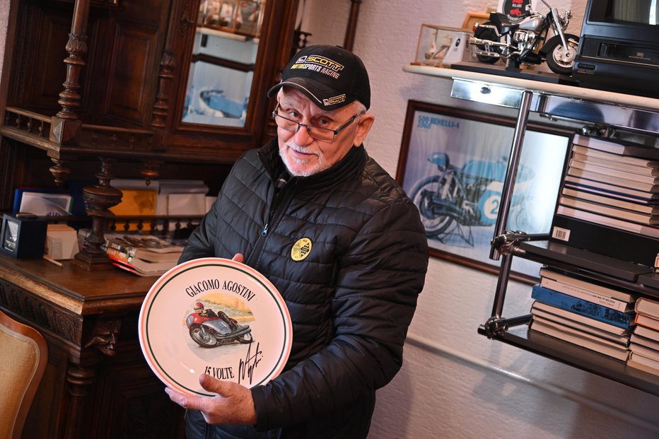 Fotografija: 15-kratni svetovni prvak Giacomo Agostini mu je med obiskom pustil spominek z avtogramom. FOTOGRAFIJE: Marko Pigac/MP Produkcija

