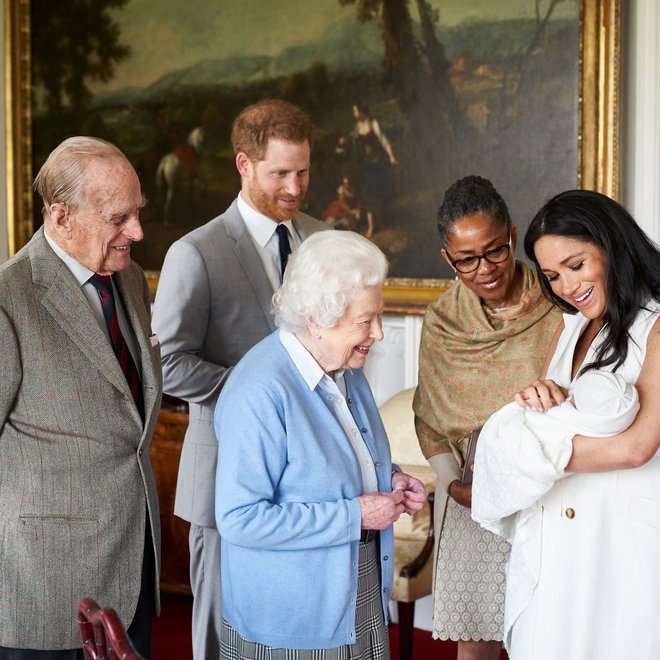 Kraljica njegovega prvorojenca ni videla že dve leti, njegove hčere pa sploh še ni spoznala. FOTO: Reuters
