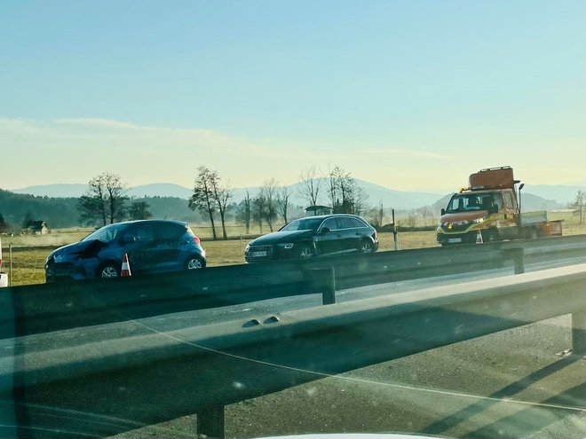 Druga prometna nesreča se je zgodila približno en kilometer pred izvozom Brezovica proti Ljubljani. FOTO: Darko, bralec poročevalec

