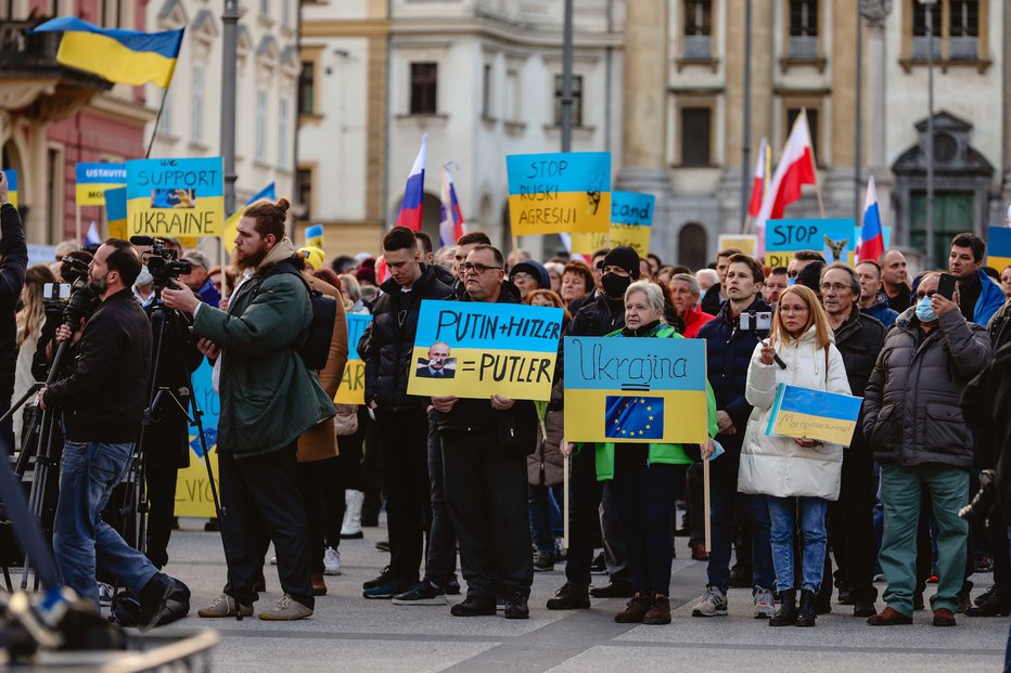 Fotografija: Shod v podporo Ukrajini na Kongresnem trgu. FOTO: Črt Piksi
