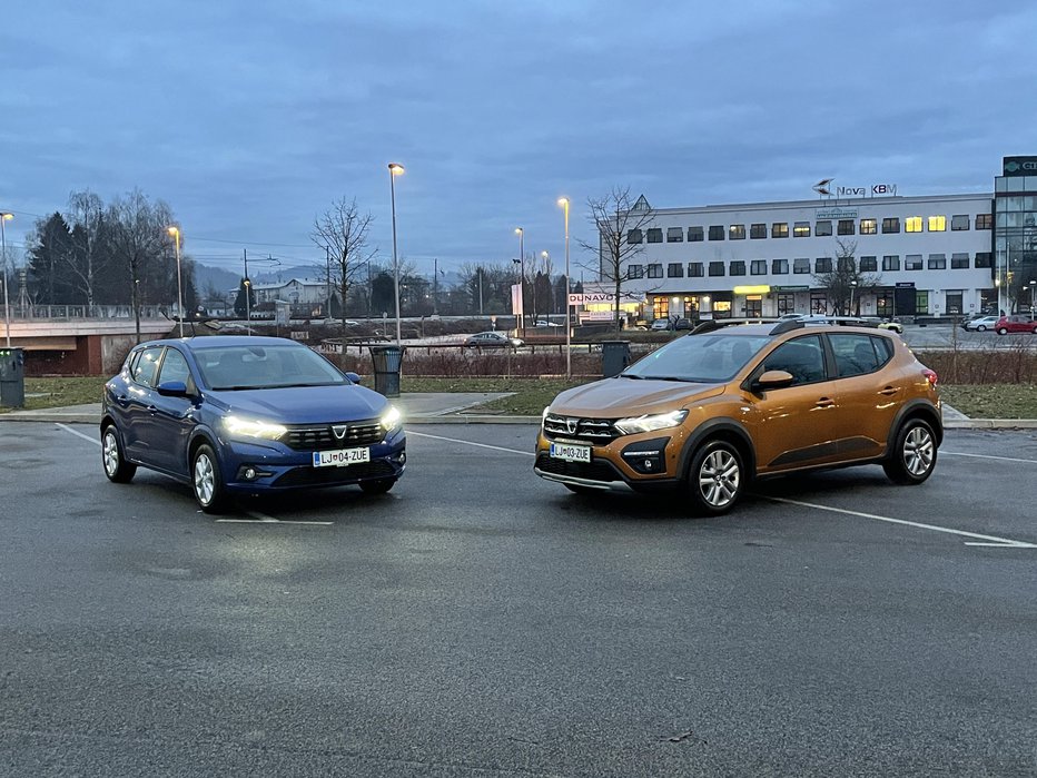 Fotografija: Dacia sandero je v ponudbi le na bencin (levo) ali na bencin in plin. FOTO: Blaž Kondža
