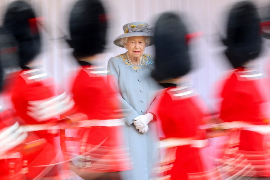 Fotografija: V politične zadeve se vladarica sicer ne vtika. FOTO: Chris Jackson/Reuters

