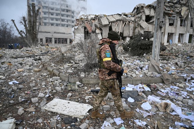 Napadi so vse silovitejši, tudi na civilne objekte. FOTO: Maksim Levin/Reuters
