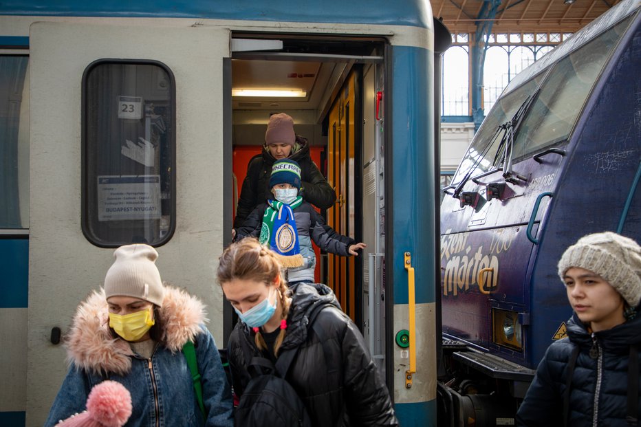 Fotografija: Prihod beguncev iz Ukrajine na železniško postajo v Budimpešti. FOTO: Voranc Vogel
