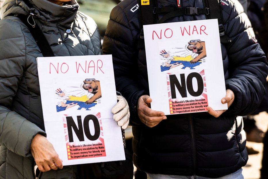 Fotografija: Protesti proti vojni in Putinu. FOTO: Ritzau Scanpix Via Reuters
