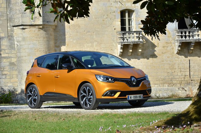 Renault scenica v Sloveniji ni več v ponudbi, na voljo je še malce večja izvedba grand scenic. FOTO: Boncelj Gašper/Delo
