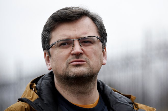 Ukrajinski zunanji minister Dmitro Kuleba je prvi obvestil javnost o uničenju letala. FOTO: Olivier Douliery/Reuters

