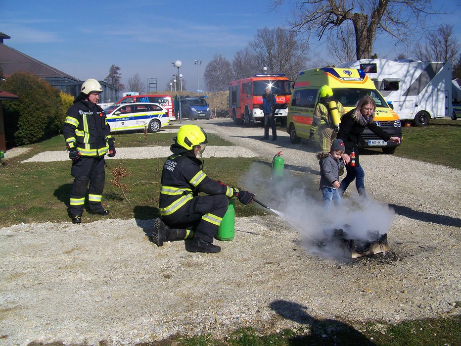 Fotografija: Ekipe prve pomoči so hitro prihitele na požarišče. FOTOGRAFIJE: Jože Žerdin
