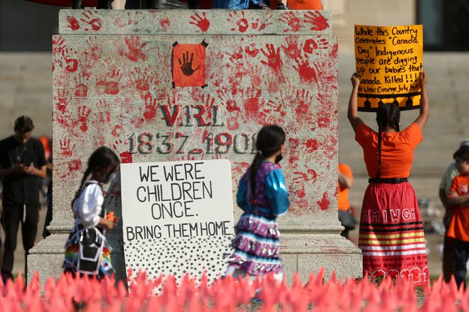 Rdeče dlani simbolizirajo otroke, ki so umrli v internatih. FOTO: Shannon Vanraes/Reuters
