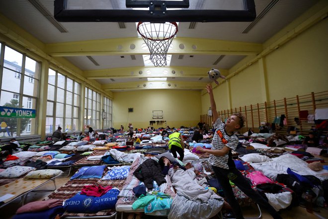 Réfugiés dans le gymnase d'une école primaire de la ville polonaise de Przemysl.  PHOTO : Fabrice Bensch, Reuters