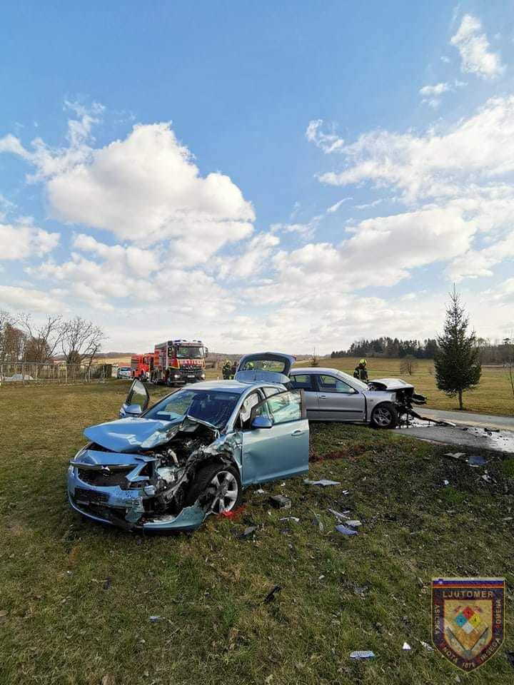 Fotografija: V trčenju pri Radoslavcih sta bila oba avtomobila močno poškodovana. FOTO: Pgd Ljutomer
