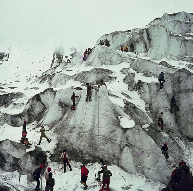 Udeleženci prvega tečaja vadijo na ledeniku. FOTO: Danilo Cedilnik - Den
