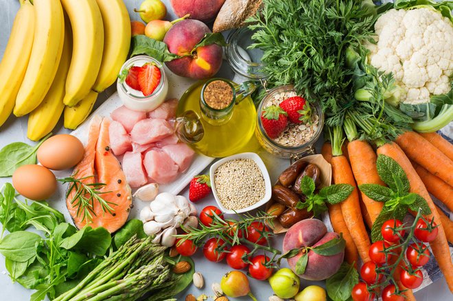 Poskrbimo za zdravo in raznovrstno prehrano, s katero bomo telo preskrbeli z vitamini in minerali. FOTO: Aamulya/Getty Images
