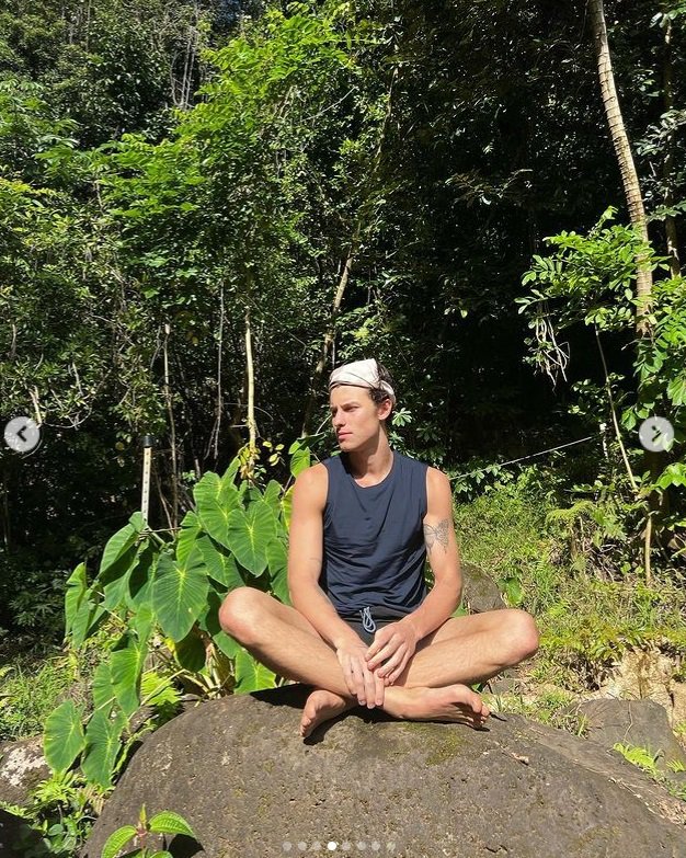 Med nedavnim obiskom Havajev se je s šamanskim obredom očistil negativne energije. FOTO: Osebni Arhiv

