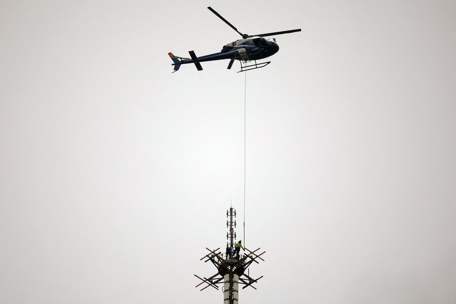 Fotografija: Helikopter je novo anteno namestil v manj kot 10 minutah.
