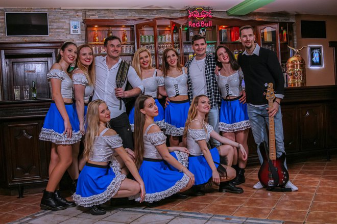 S plesalkami Plesnega mesta so videospot posneli v prostorih Caffe bara Fur-či. FOTOGRAFIJI: ARHIV SKUPINE
