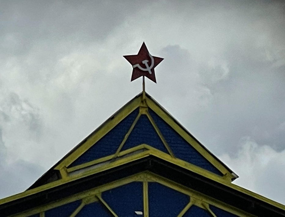 Fotografija: Rdeča zvezda na vrhu delovnega obrata v barvah modre in rumene. FOTO: Bralec poročevalec

