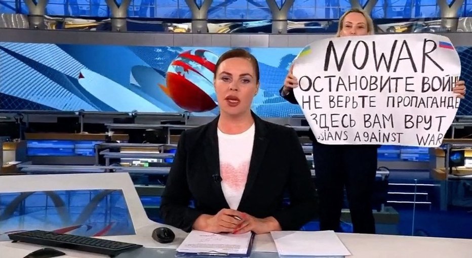 Fotografija: Ovsjanikova je imela v rokah napis »Ustavite vojno. Ne verjemite propagandi. Tu vam lažejo.«. Ob tem je večkrat vzkliknila »ne vojni«. FOTO: PERVIJ KANAL/TWITTER
