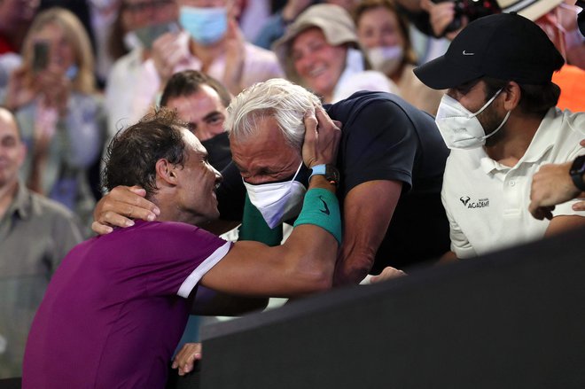 Rafael Nadal se je objel z očetom. FOTO: Martin Keep/AFP
