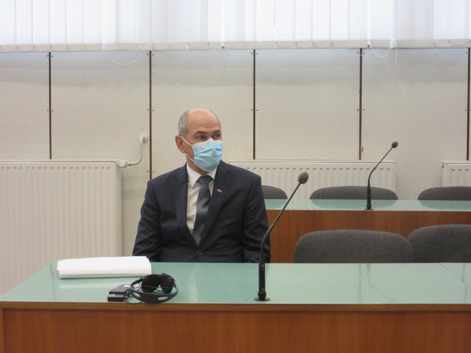 Fotografija: Janez Janša je prišel na celjsko sodišče, a sojenja danes ni bilo, saj sta oba sodnika porotnika člana SDS. FOTO: Špela Kuralt/Delo
