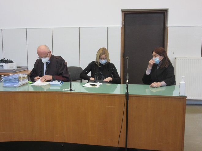 Novinarki Mojca Šetinc Pašek in Eugenija Carl z odvetnikom Stojanom Zdolškom že leta čakata na razsodbo glede žaljivega tvita. FOTO: Špela Kuralt/Delo
