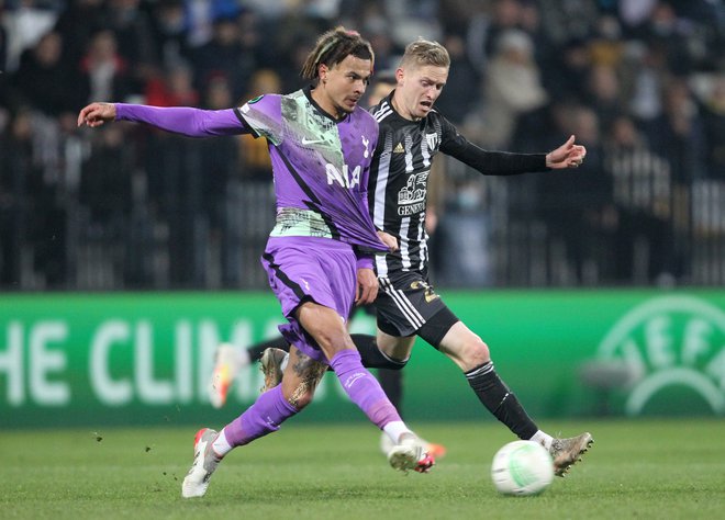 Žan Karničnik ustavlja Dele Allija na tekmi s Tottenhamom v Mariboru, ki se je končala z nepozabno zmago (2:1). Horvat je dosegel prvi gol. FOTO: Srđan Živulović/Reuters
