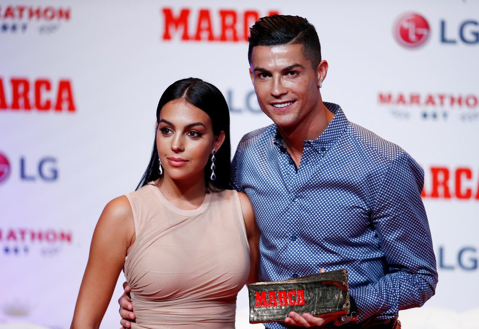 Fotografija: Ronaldo s svojo zaročenko Georgino. FOTO: Juan Medina/Reuters
