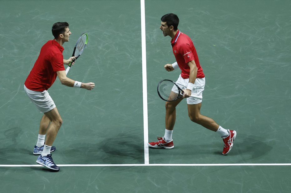 Fotografija: Odločilno točko sta Srbiji priigrala prvi igralec sveta Novak Đoković (desno) in Nikola Čačić. FOTO: Susana Vera/Reuters
