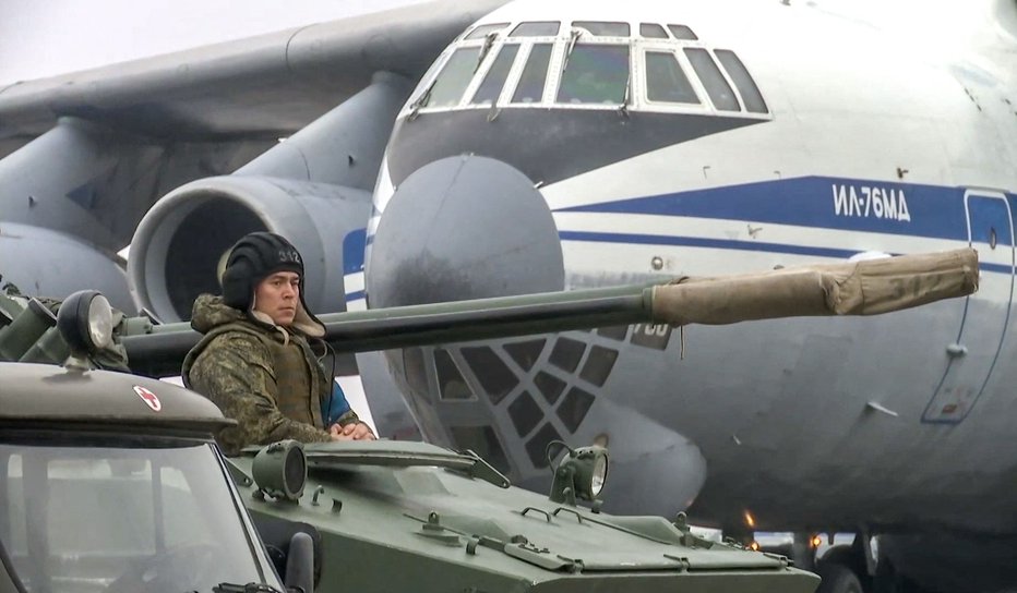 Fotografija: This handout picture taken and released by the Russian Defence Ministry on January 9, 2021 shows a Russian combat vehicle driver waiting at an airfield after a military cargo plane landing in Almaty, Kazakhstan. - More than 5,000 people have been arrested in Kazakhstan over the riots that have shaken Central Asia's largest country in the last week, Kazakh authorities were quoted as saying January 9, 2022. In total, 5,135 people have been detained for questioning as part of 125 separate investigations into the unrest, according to the interior ministry quoted by local media. (Photo by Handout/Russian Defence Ministry/AFP)/RESTRICTED TO EDITORIAL USE - MANDATORY CREDIT "AFP PHOTO/Russian Defence Ministry " - NO MARKETING - NO ADVERTISING CAMPAIGNS - DISTRIBUTED AS A SERVICE TO CLIENTS Foto Handout Afp
