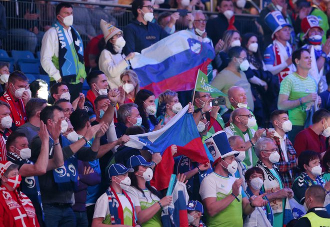Slovence je podpiralo več kot 300 rojakov. FOTO: Bernadett Szabo/Reuters
