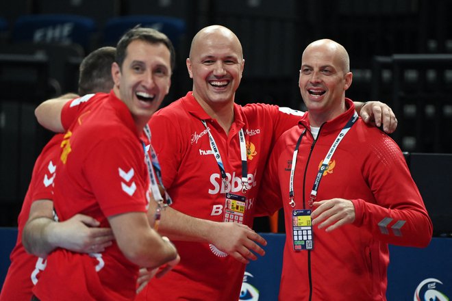 Zoran Roganović (v sredini) je navdušen nad igralci. FOTO: Attila Kisbenedek/AFP
