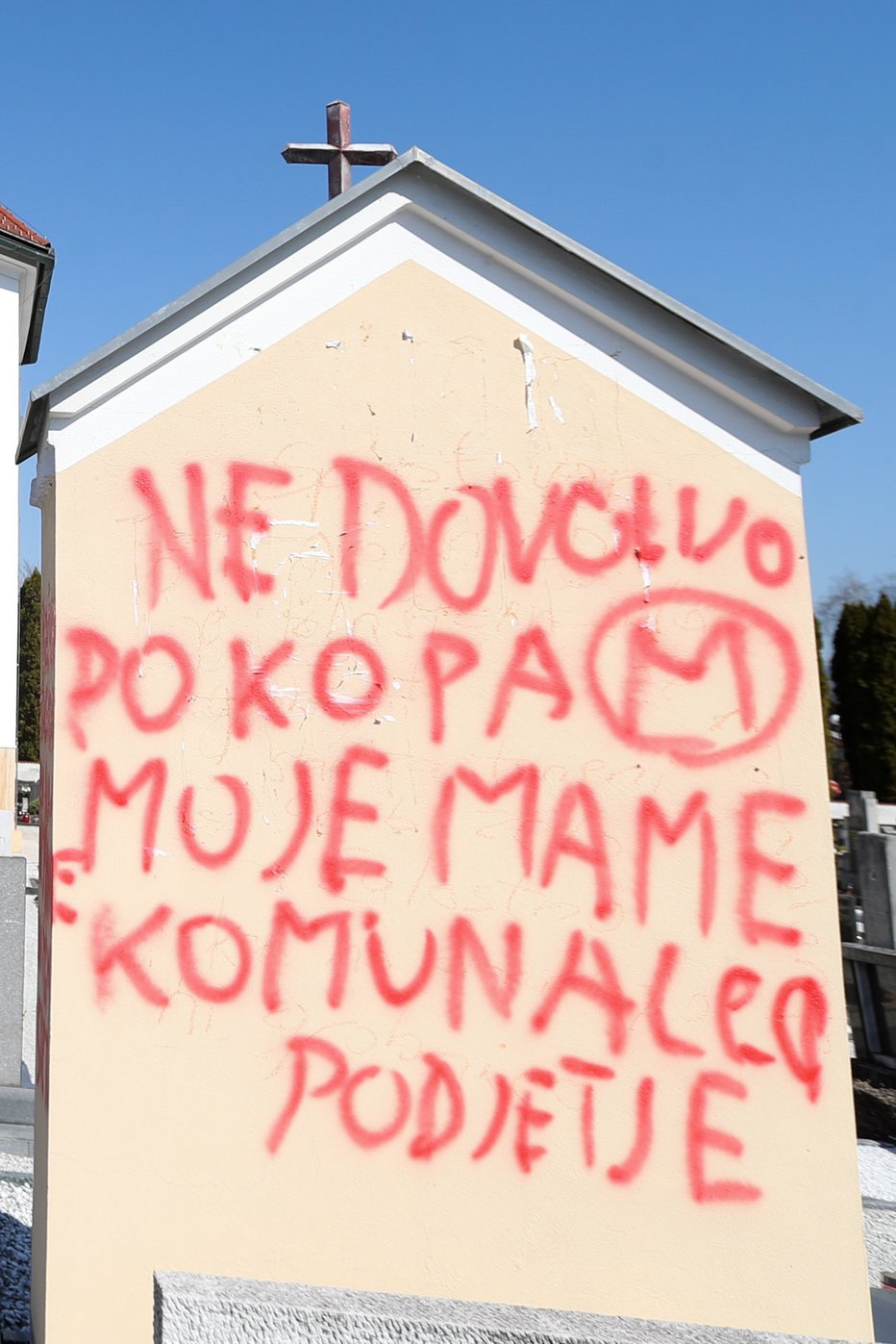 Fotografija: V znak javnega protesta je Stanko Habjan popisal nagrobnik s sporočili. FOTO: Marko Feist
