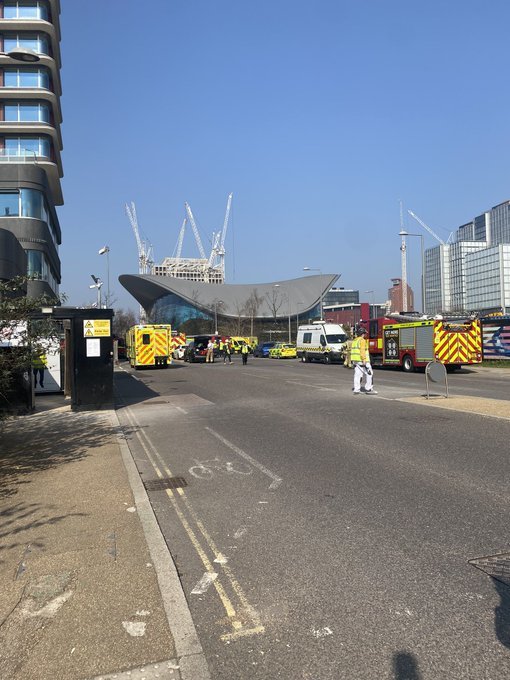 Fotografija: Gasilci so sporočili, da so morali začasno preseliti približno 200 ljudi. FOTO: Twitter, London Fire Brigade
